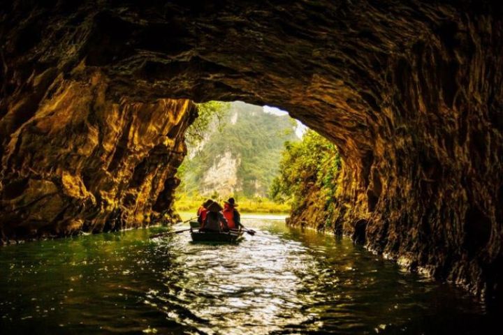 Hoa Lu - Mua Cave - Tam Coc Day Trip (Deluxe Transportation)